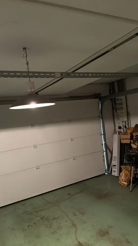 Porte sectionnelle blanche fermée, vue de l’intérieur d’un garage