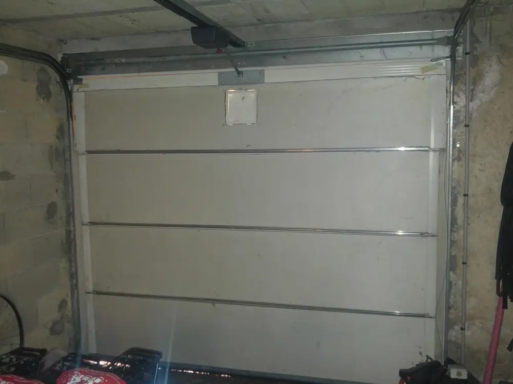 Porte sectionnelle blanche vue de l’intérieur, motorisation au plafond