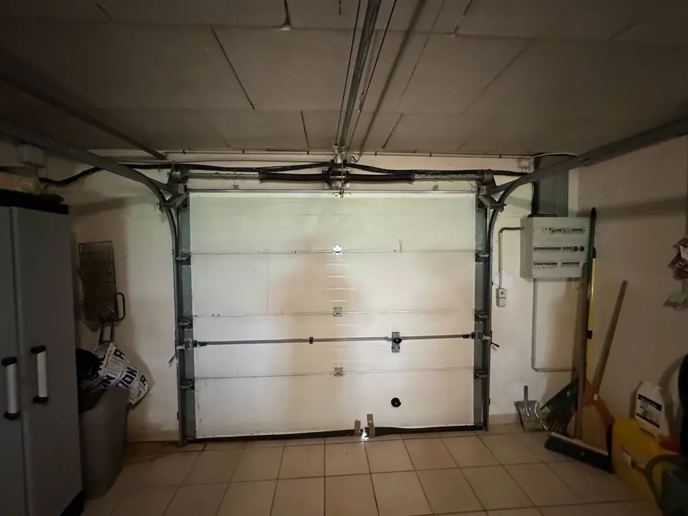 Porte sectionnelle d’un garage carrelé, vue de l’intérieur