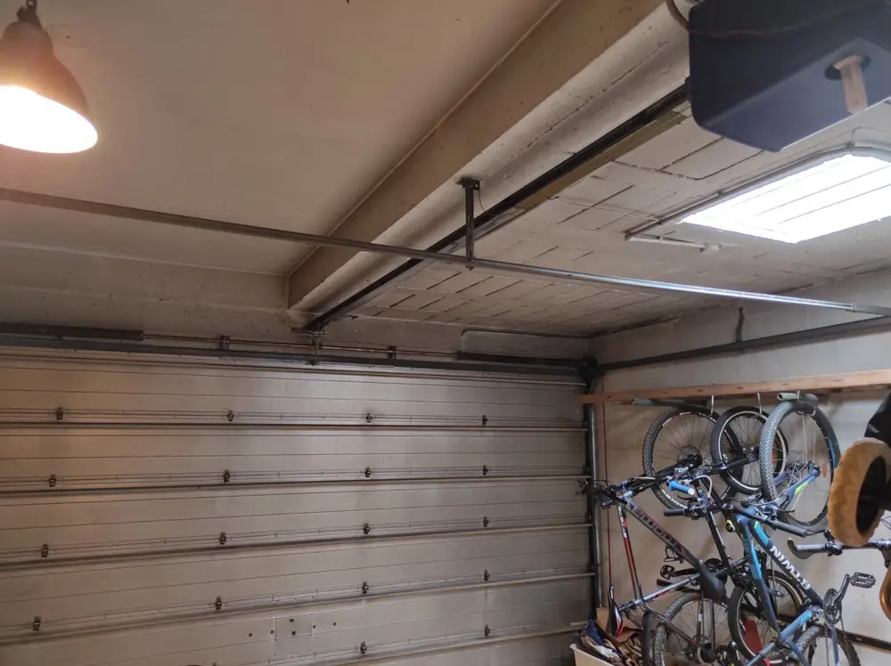 Porte sectionnelle fermée dans un garage aménagé