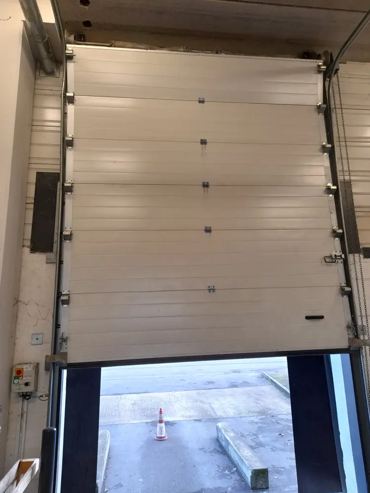 Porte sectionnelle industrielle en cours d’ouverture