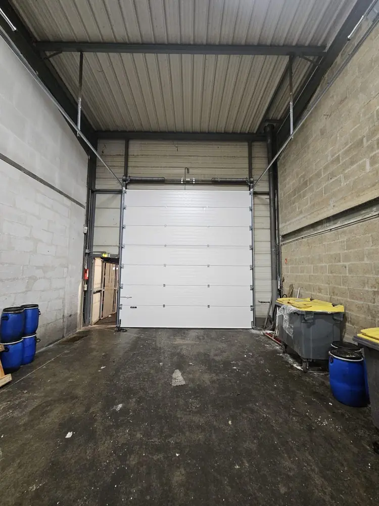 Porte sectionnelle industrielle d’un entrepôt sous contrat de maintenance