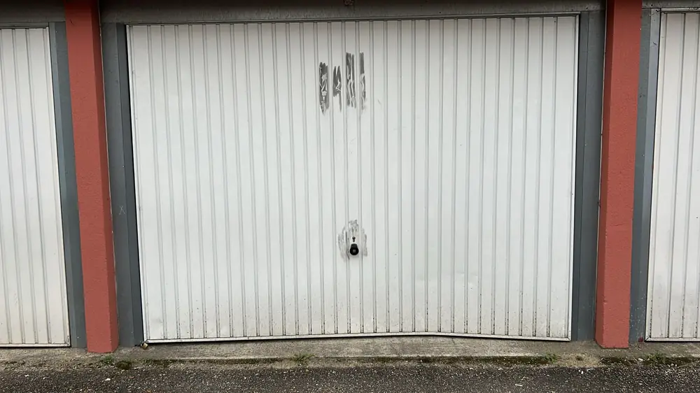 Portes de garage basculantes de boxes en copropriété