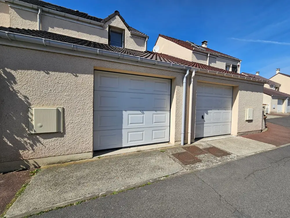 Portes de garage sectionnelles blanches de deux pavillons mitoyens