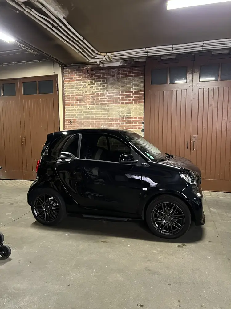Portes de garage en bois d’un parking de copropriété