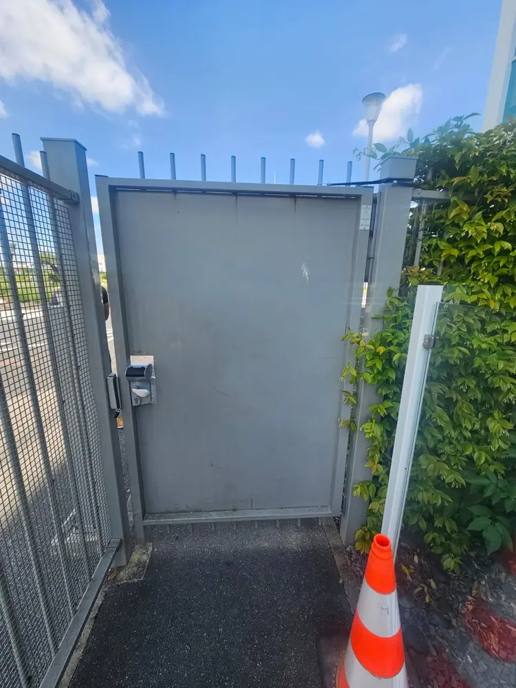 Portillon en acier plein équipé d’une gâche électrique, entrée d’entreprise