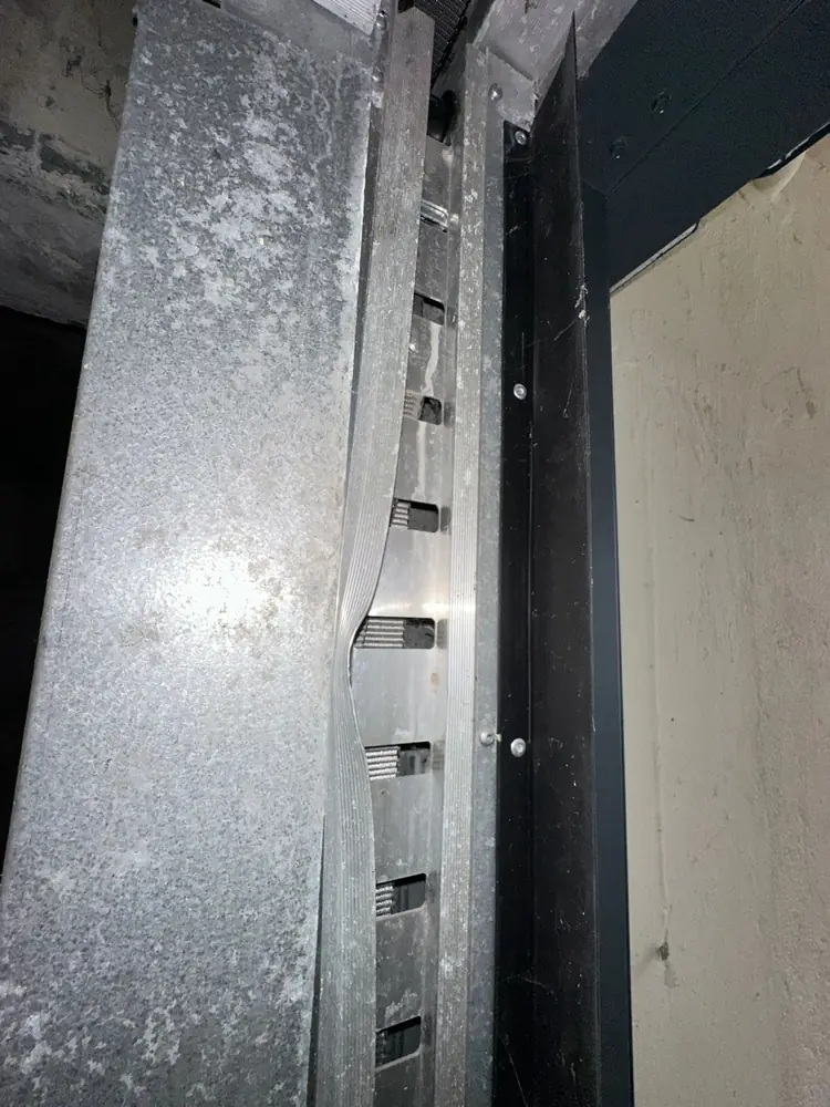 Rail à crémaillère d’une motorisation de porte de garage