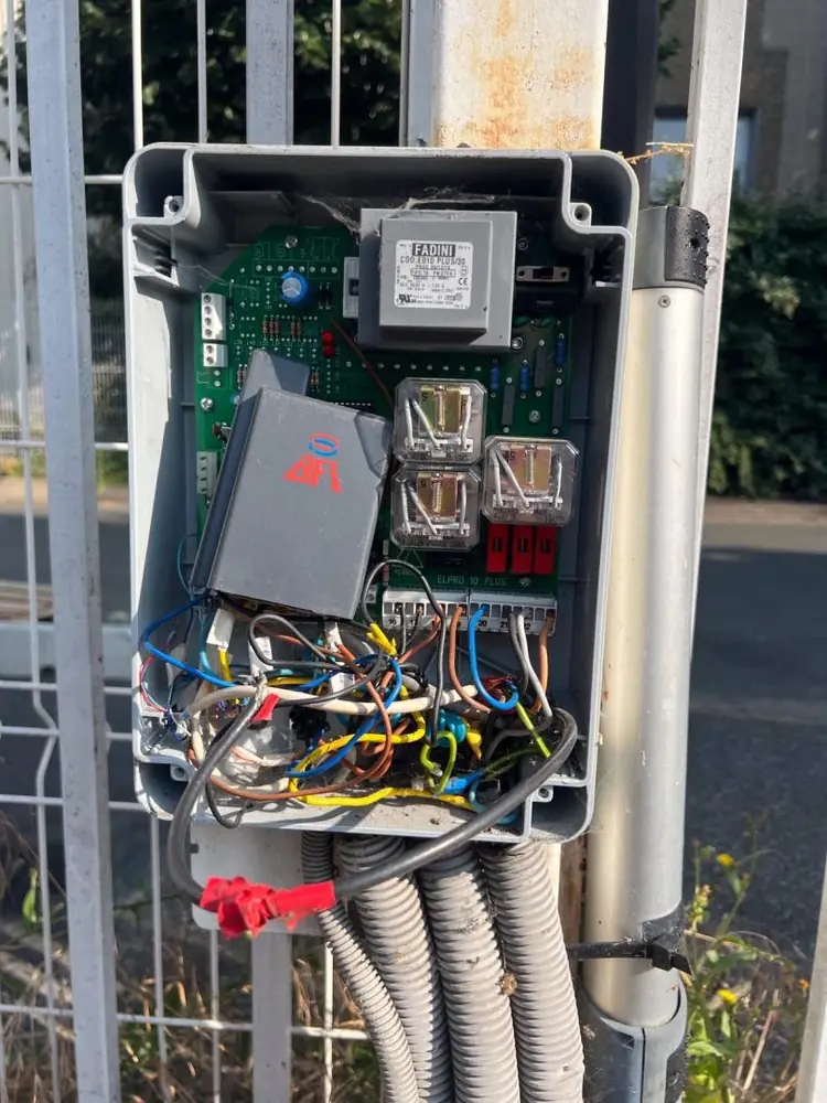 Boîtier de commande ouvert avec récepteur radio embrochable