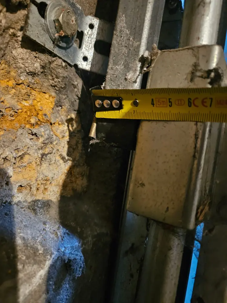 Relevé de cote sur le rail d’une porte sectionnelle