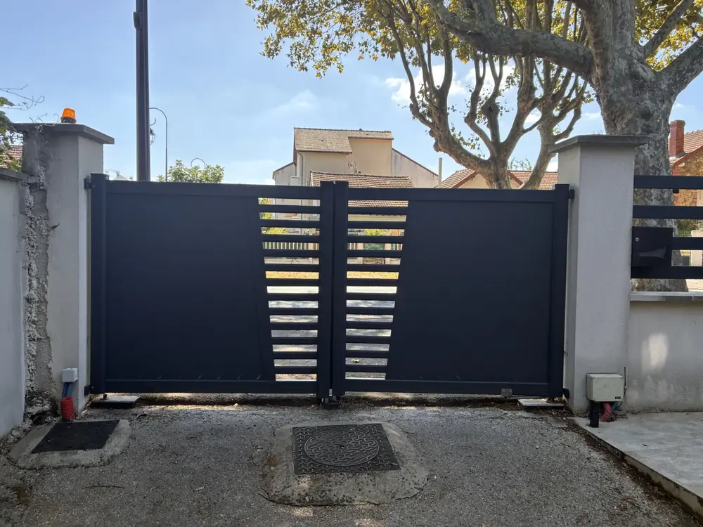 Portail battant aluminium noir à lames ajourées, motorisation vérifiée après dépannage
