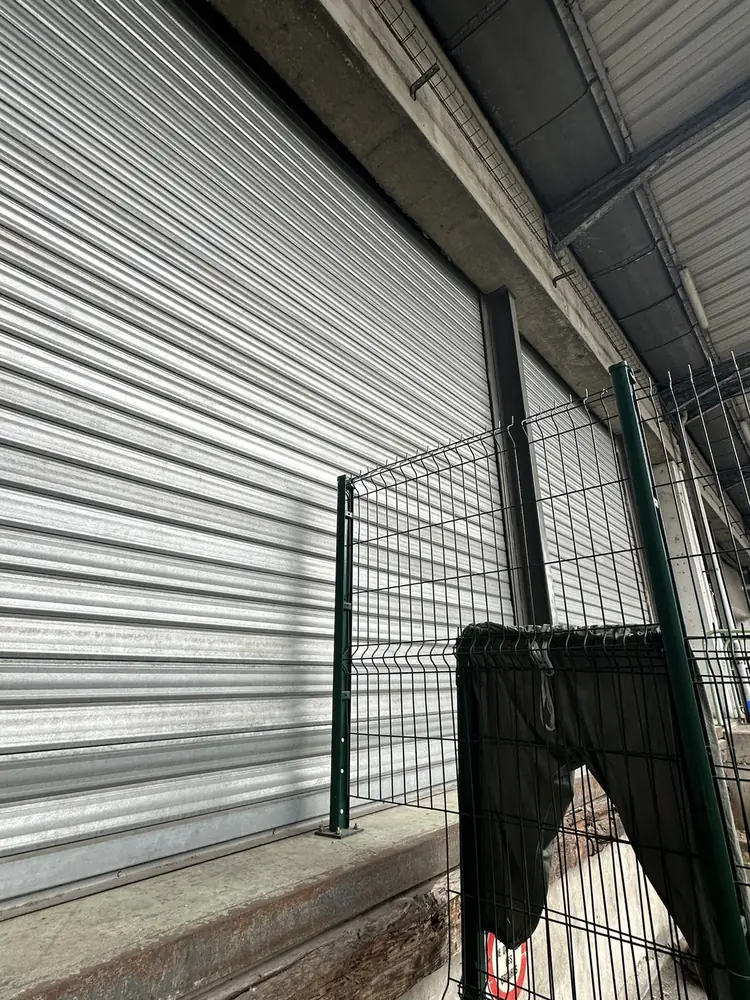 Rideau métallique à lames pleines d’un local commercial