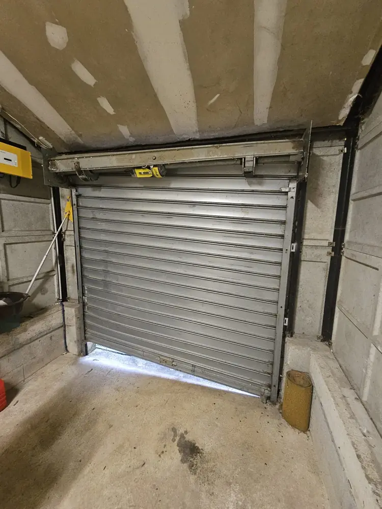 Rideau métallique d’un parking souterrain remis en service