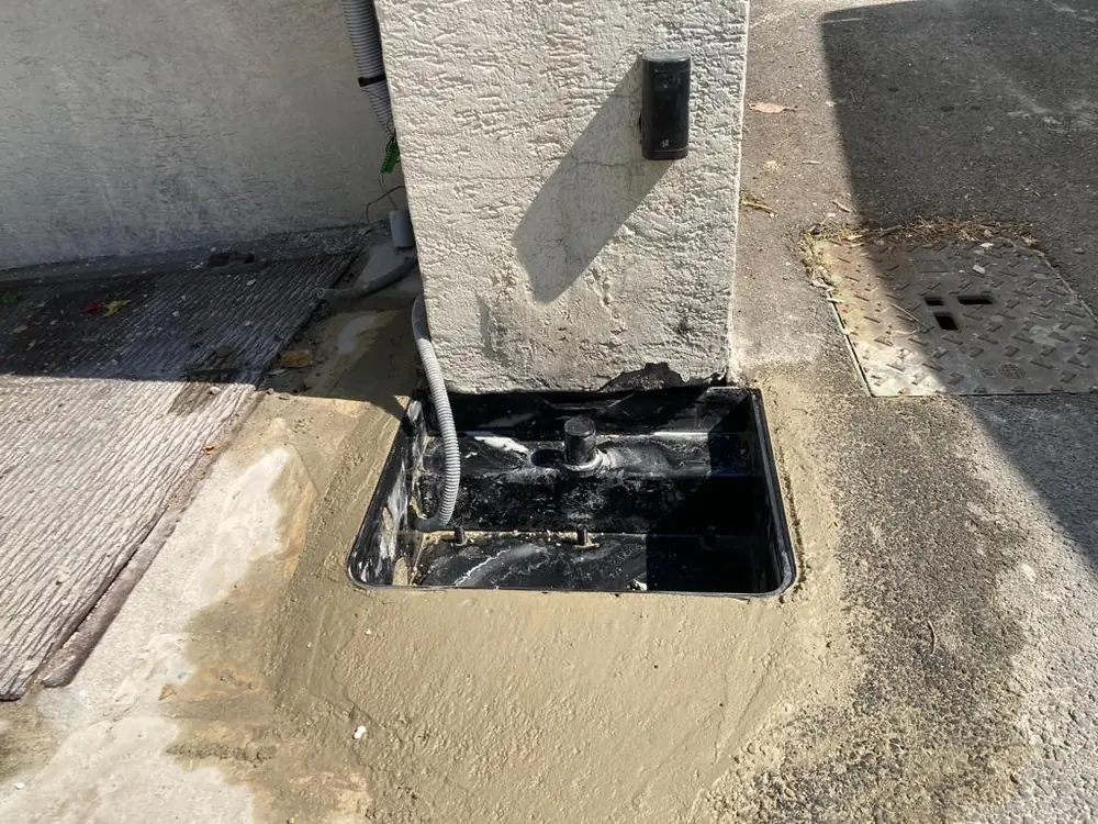 Scellement neuf d’un caisson de moteur enterré au pied du pilier
