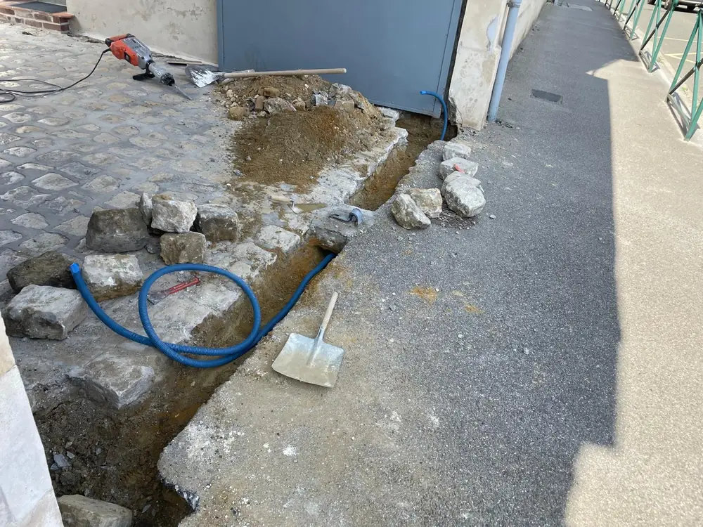 Tranchée ouverte pour le passage des gaines d’alimentation d’un portail électrique