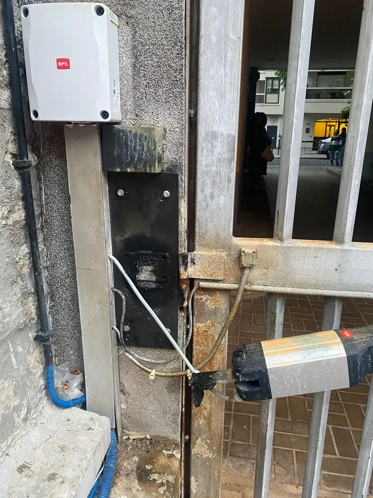 Vérin de motorisation et boîtier de commande sur un portail à barreaux