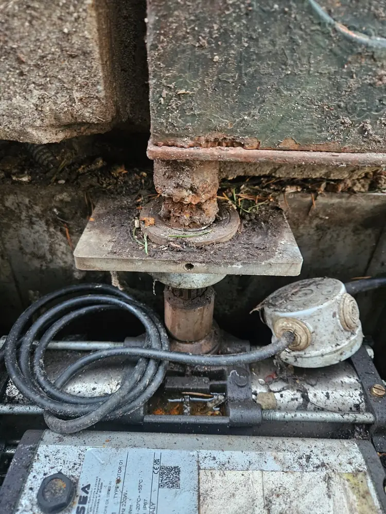Vérin enterré d’un portail battant, corrosion sur l’axe