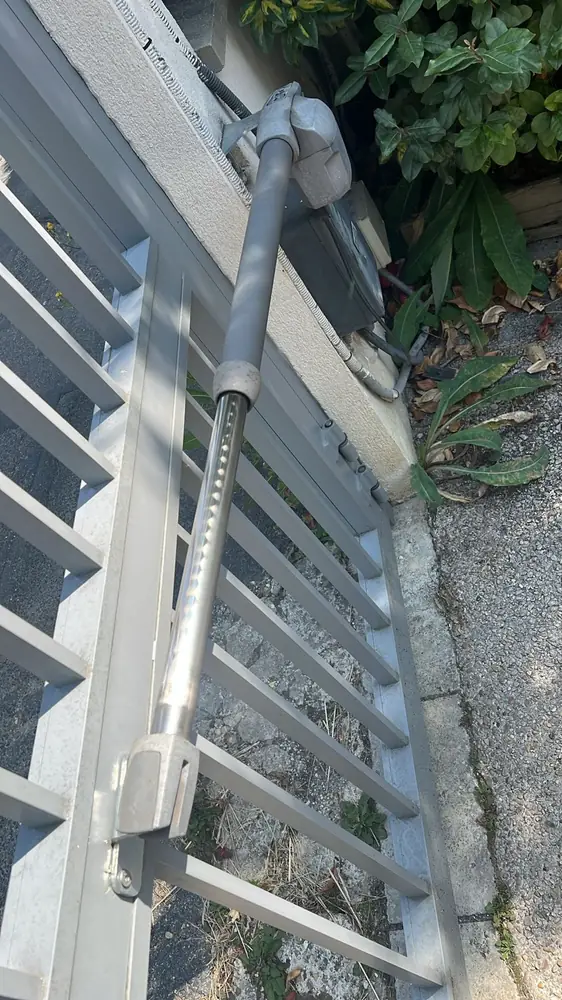 Vérin de motorisation sur un portail battant en aluminium