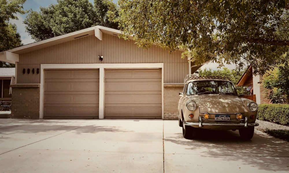 Voiture et porte de garage électrique
